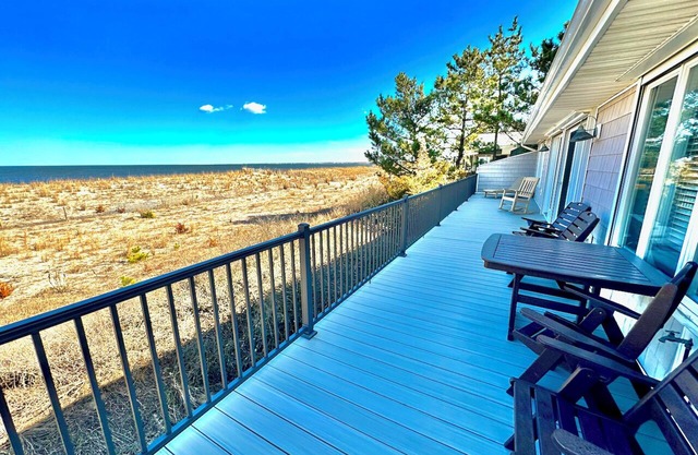 ON THE BEACH. PET-FRIENDLY. LINENS INCLUDED.