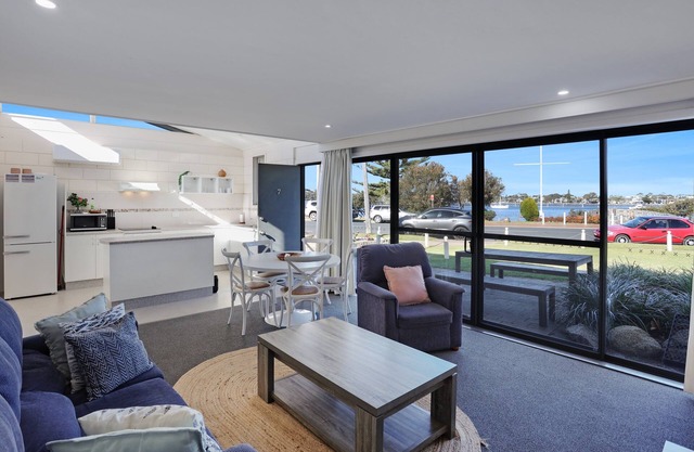 On the lake at Penguin Mews: Ground floor pet friendly