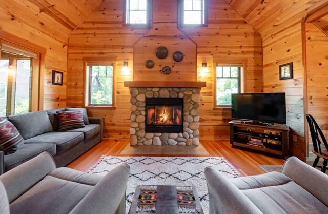 On the River Wooded Bliss Cabin near Loloma Lodge