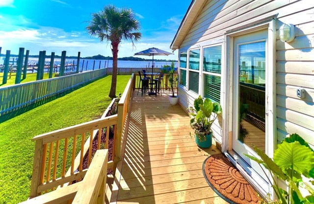 On the Waterway- Waterfront - Kayaks - Paddle Boards- Fenced Yard - Dog Friendly