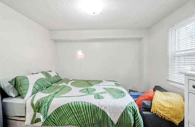 One bedroom 1 bathroom mins from stampede grounds.