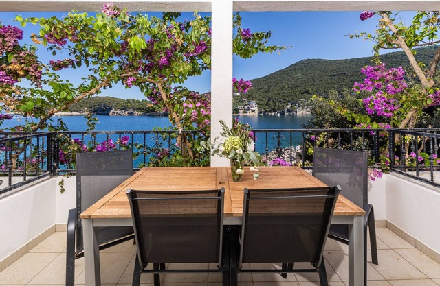 One bedroom apartment near beach Cove Pokrivenik, Hvar (A-10427-b)