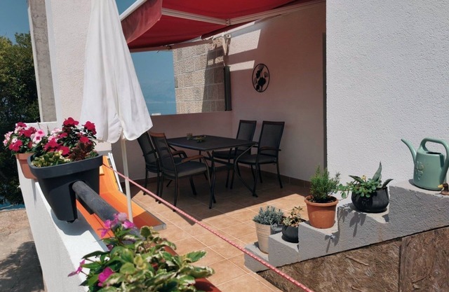 One bedroom apartment near beach Cove Pokrivenik, Hvar (A-18955-a)