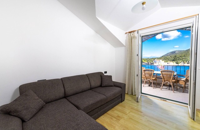 One bedroom apartment near beach Cove Pokrivenik, Hvar (A-2073-f)