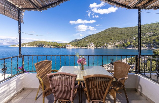 One bedroom apartment near beach Cove Pokrivenik, Hvar (A-2073-g)