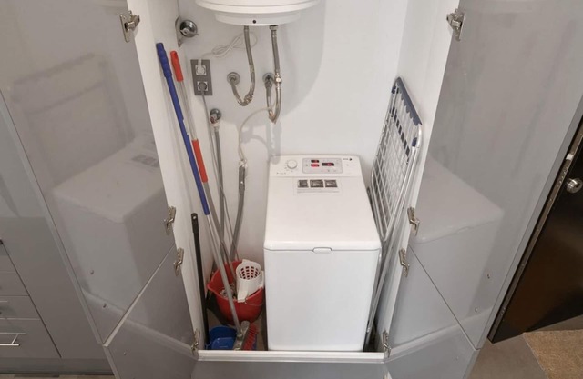 One-bedroom apartment with street views