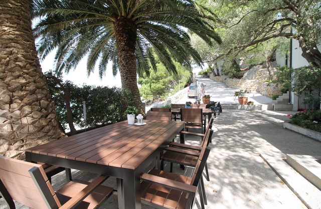 One bedroom apartment near beach Zaostrog, Makarska (A-2625-a)