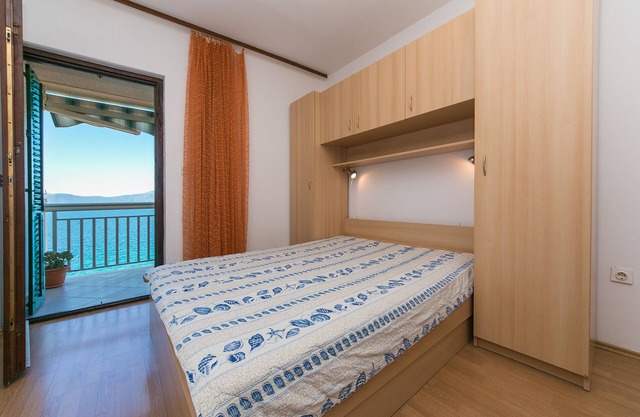 One bedroom apartment near beach Brist, Makarska (A-15714-e)