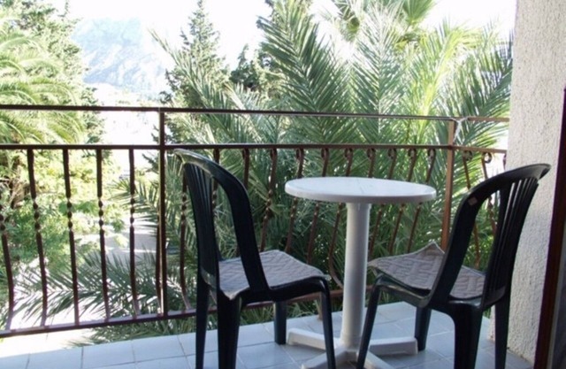 One bedroom apartment near beach Brist, Makarska (A-15465-c)