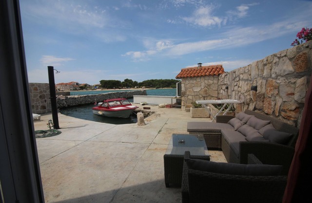 One bedroom apartment with terrace and sea view Betina, Murter (A-21840-a)