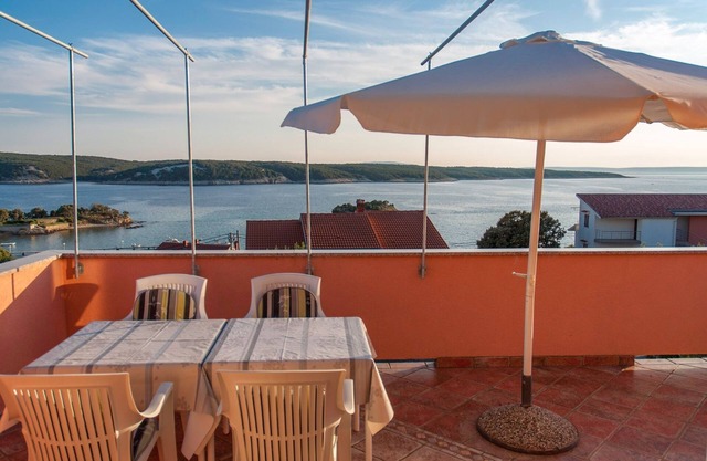 One bedroom apartment with terrace and sea view Supetarska Draga - Gonar, Rab (A-16738-b)