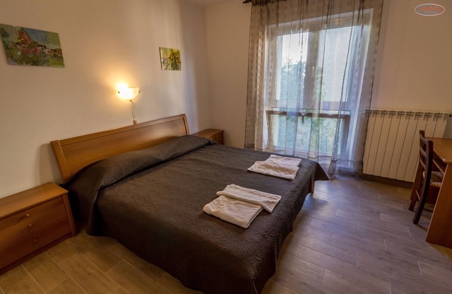 One bedroom apartment with balcony and sea view Supetarska Draga - Gornja, Rab (A-21380-a)