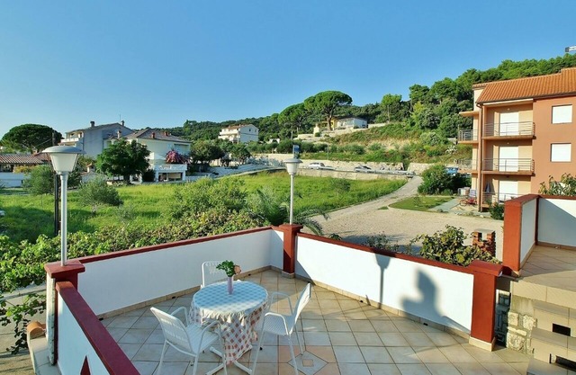 One bedroom apartment with terrace and sea view Kampor, Rab (A-5000-b)