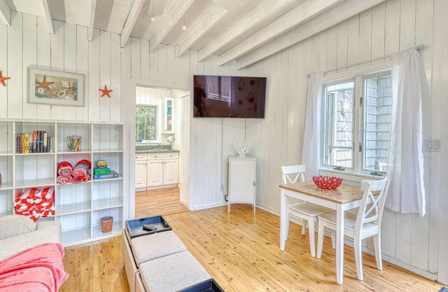 One Bedroom Apt. in Ocean Bay Park with Rooftop Deck