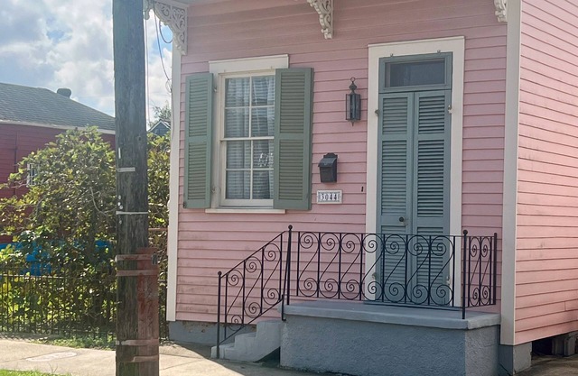 One bedroom cottage in a fantastic New Orleans neighborhood!
