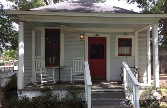 One bedroom cottage with private bath and kitchen nook