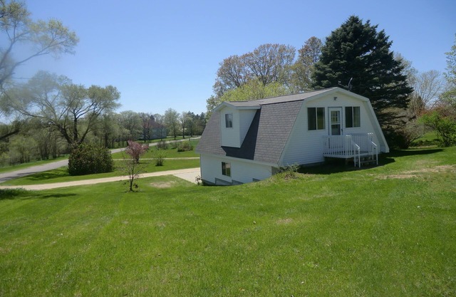 One Bedroom Loft Apartment - five minutes to Crystal Mt resort Pet friendly