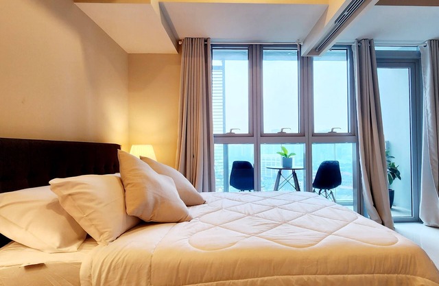 One Bedroom Luxury Condo in Uptown BGC w PoolGym Wi-Fi Netflix Balcony