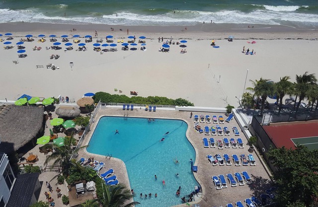 One Bedroom On The Beach With An Awesome Ocean View