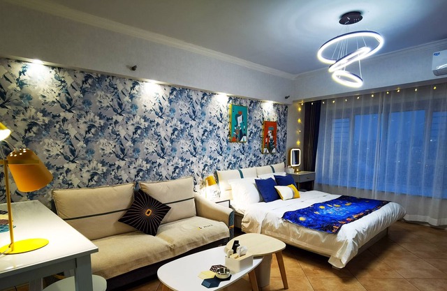 One Bedroom Studio Apartment in Hohhot CBD CITYMALL King Size Bed