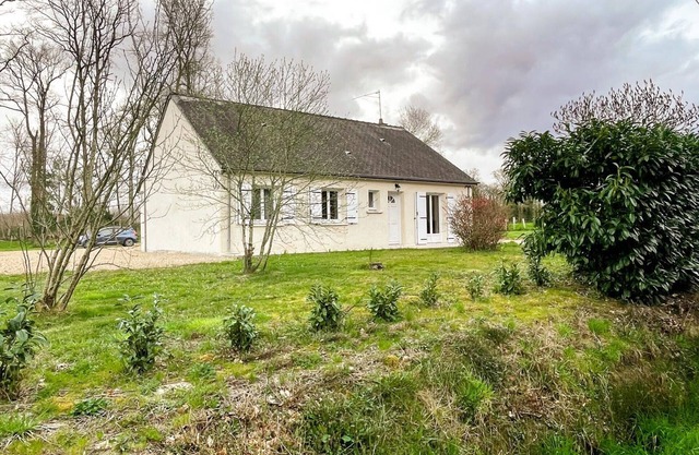 One-level cottage in Touraine with large garden and parking