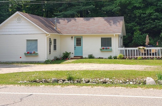 One mile from downtown Harbor Springs, close to golfing, beaches & bike trails