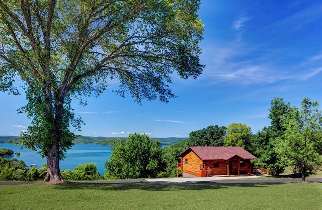 One Story Beaver Lake Cabin, Mountain Top lakeview with dock & SPECTACULAR VIEW!