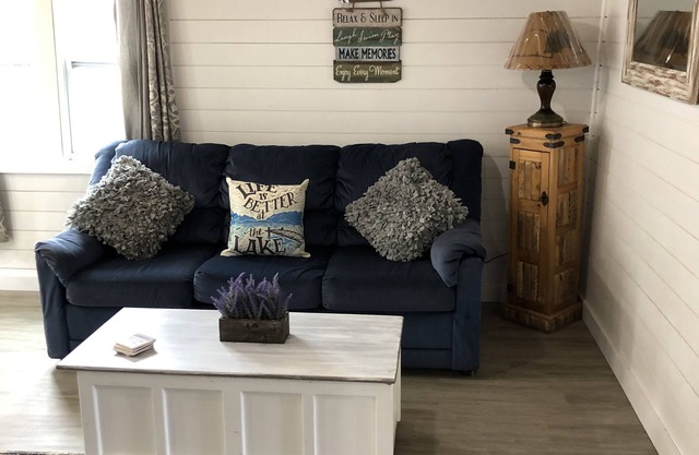 Only 200 feet from Lake. Fire Pit,Kayaks & Bikes included! Longer Stay Discounts