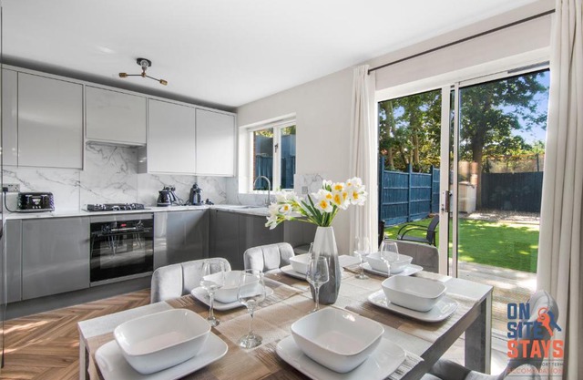 OnSiteStays - EARLY CHECK IN AUGUST - Modern 3 bed House, 2 x Parking, Garden, WIFI & dishwasher