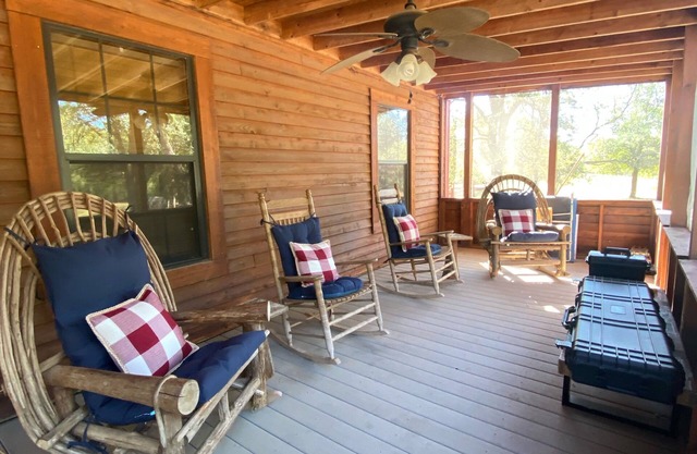 Open modern Cabin, fishing, shooting range, tranquil/private, firepit, 4W, canoe