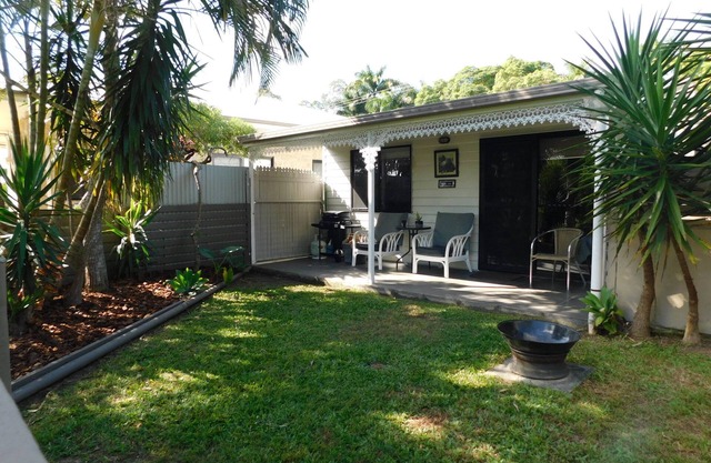 Open plan Studio, Fenced Yard for Dog, Gas BBQ, Firepit for marshmallow nights!