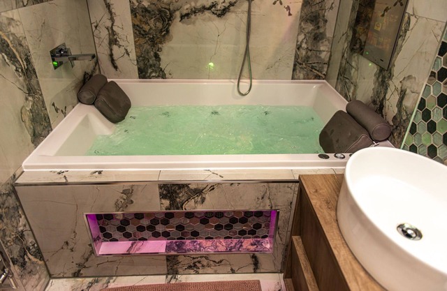 Optimal Apartments - Deluxe Jet Hot Tub Suite