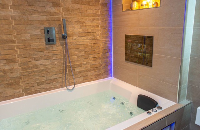 Optimal Apartments - Superior Jet Hot Tub Suite