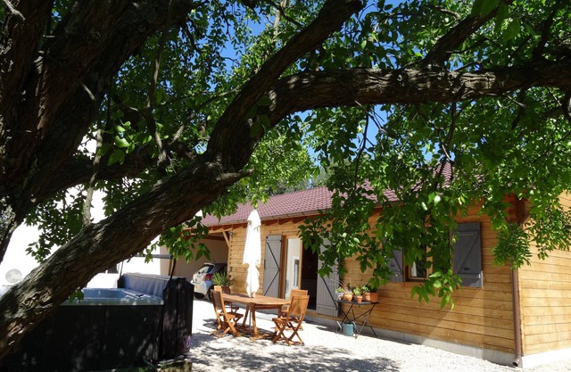 ORANGE in the countryside cosy cottage in property, SPA swimming pool air conditioning wifi parking