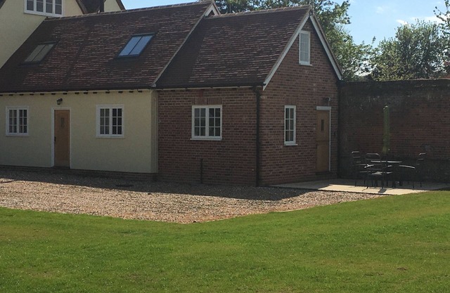 Orchard Cottage - Newly Built Farmhouse Outhouse