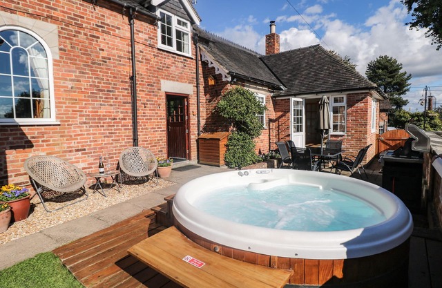 ORCHARD COTTAGE, family friendly, luxury holiday cottage in Calwich