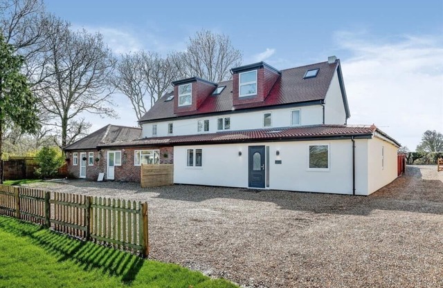 Orchard Farm Cottage 1nRelax with the whole family at this peaceful, cosy heaven