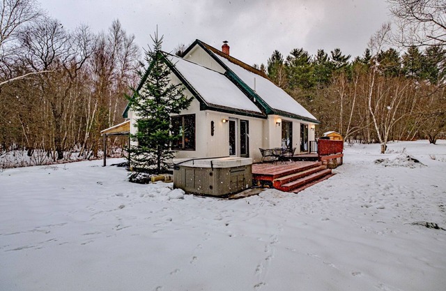 Orchard House - Pet Friendly and secluded house w/hot tub and Barbecue.