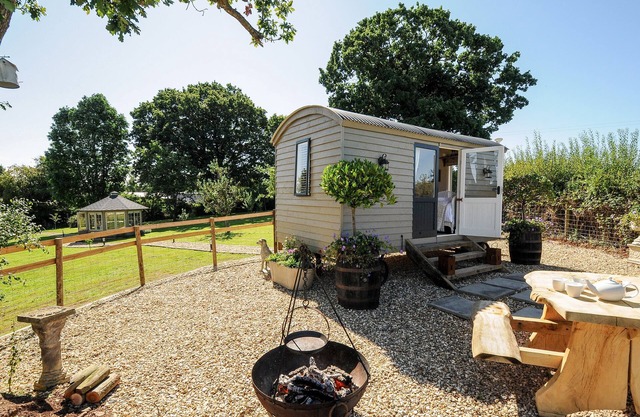 ORCHARD RETREAT, pet friendly, with hot tub in Witheridge