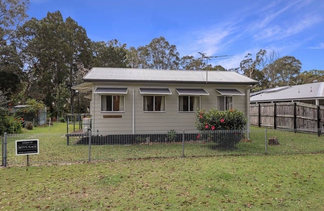 Original Straddie Shack with Air-conditioned Comfort