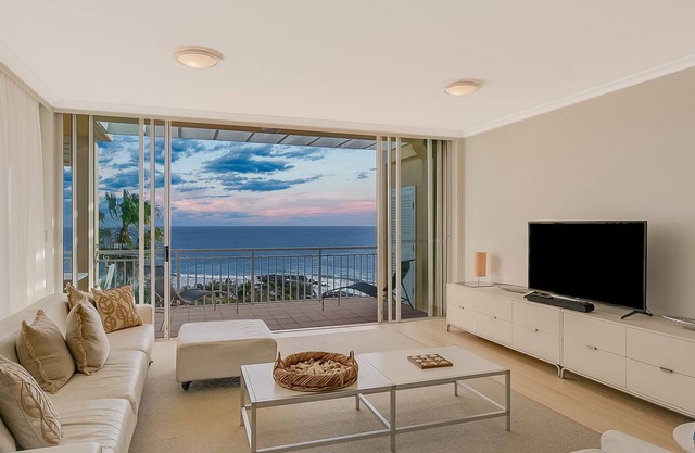 Orion Unit 8 Modern apartment Overlooking Snapper Rocks with Wi-Fi included