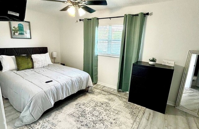 Orlando Airport-5 miles-Charming 2-bedroom, 2 bath-HS Business Internet