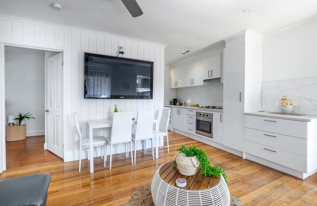 Orton Blue; Beachside getaway for 4, Pets welcome, aircon, walk to shops and beach