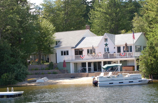 Ossipee Lake Front-Beautiful Views,100 ft Private Sandy beach, with Pontoon boat