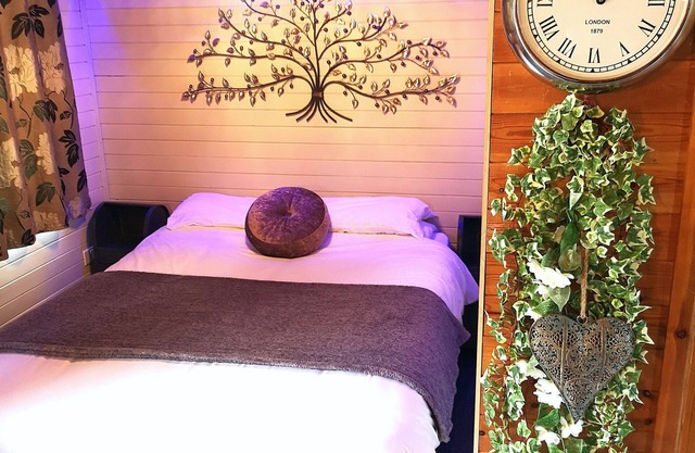 Otter 2 HOT TUB-HuntersMoon- Warminster-Wiltshire-Bristol