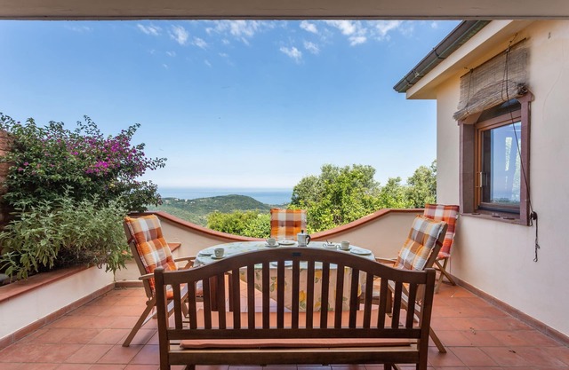 Our sea view house offers space on 400 square meters for 2-10 people