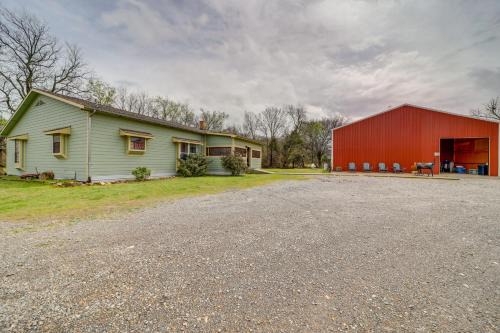 Outdoorsy Getaway Near Atoka Hunt, Fish and Relax!