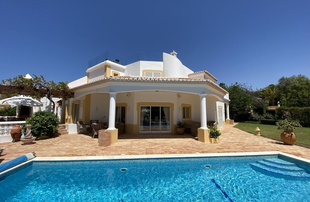 Outstanding 5-bedroomed villa with views over the golf course