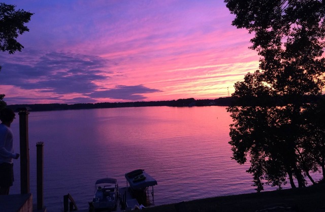 Outstanding Cabin on Lake Milton ~ Unbelievable Sunsets ~ Private Beach!