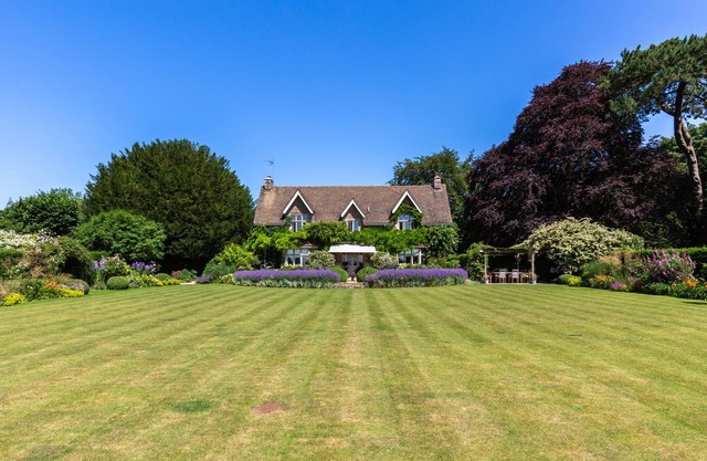 Outstandingly Beautiful Cotswold Retreat w.swimming&tennis